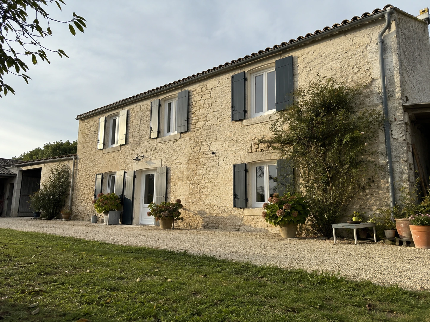 Fenêtres et volets rénovés sur une maison en pierre de Charente-Maritime