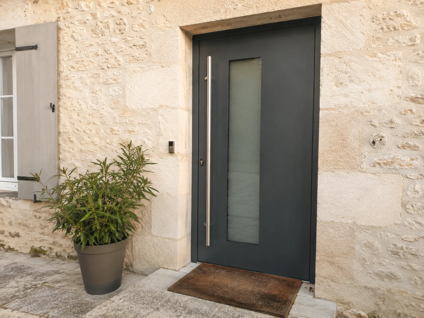 Porte d'entrée contemporaine en aluminium Proferm avec insert vitré