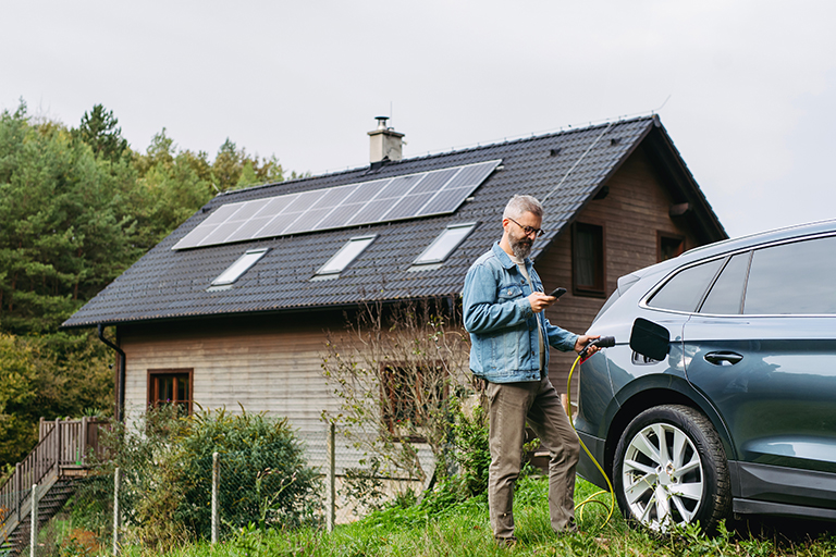 Recharger sa voiture électrique avec des panneaux solaires