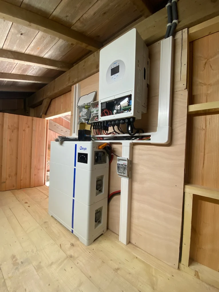 Panneaux solaires et batterie de stockage résidentiel