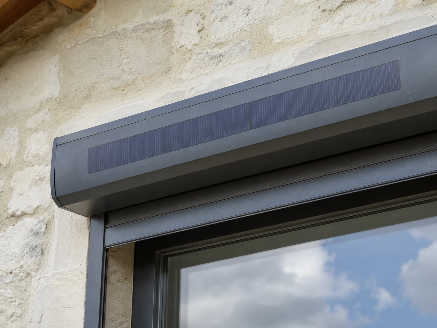 Coffre de volet roulant solaire Lakal RS100 avec panneau photovoltaïque intégré
